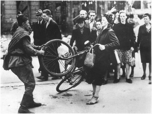 Prin Germania. Probabil aprilie 1945. Caldarâm german, soldat rus, ceasuri germane, bicicletă germană, poșetă germană, frau germană 