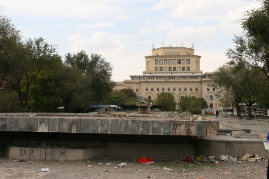 Peisaj cu havuzuri uitate din stânga bisericii.