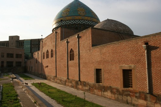 Moschee ascunsă între blocuri locative. 